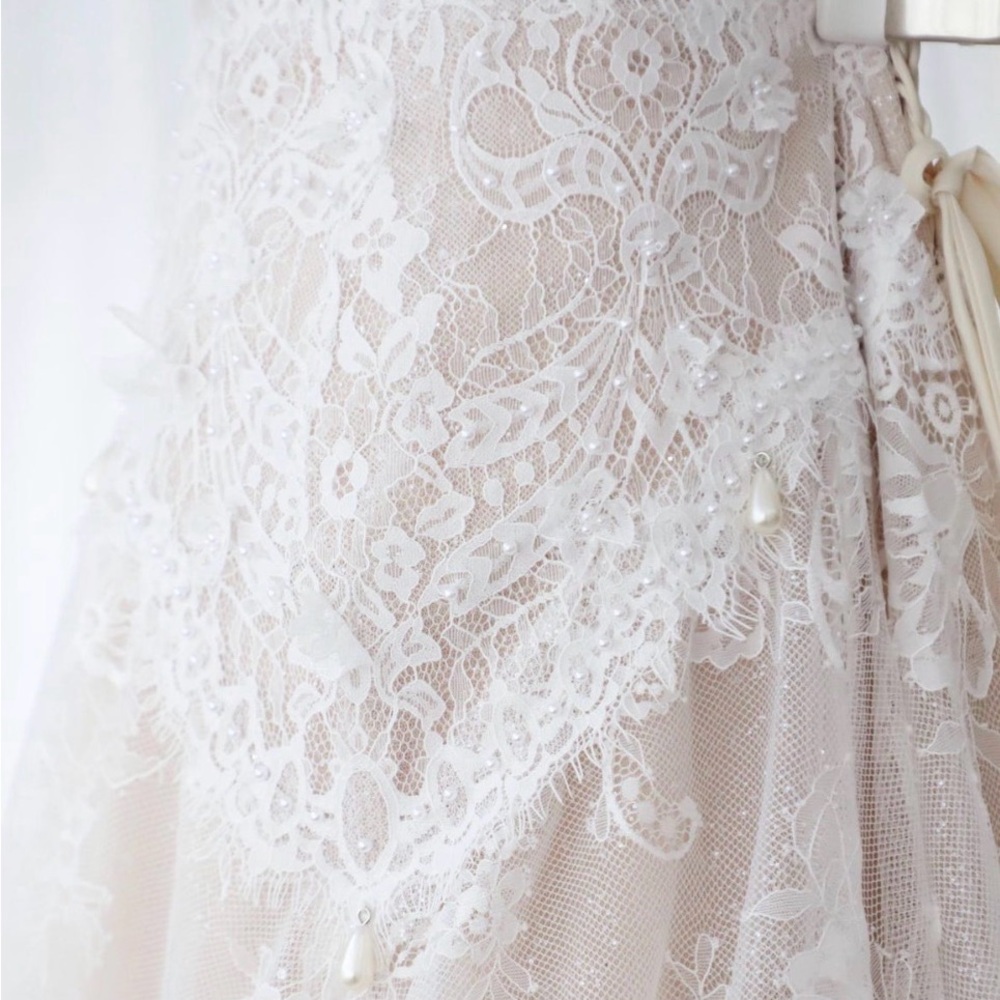 Elegant Lace Wedding Dress - Picture 4 of 10
